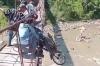 Viral! Detik-Detik Pemotor Nyaris Jatuh dari Jembatan Gantung Rusak di Lebak