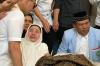 Suasana Haru, Istri Suryadharma Ali Menangis di Samping Jenazah Sang Suami - Bagian 2