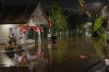 Banjir Setinggi 1 Meter Rendam Perumahan Jatibening Permai Bekasi Malam Ini - Bagian 2