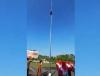 Viral Aksi Heroik Anggota BPBD Lumajang Panjat Tiang Bendera 15 Meter Perbaiki Tali Putus