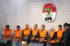 Pakai Rompi Tahanan KPK, Wamenaker Noel Acungkan 2 Jempol  - Bagian 4