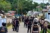 Kericuhan Sorong: Massa Blokade Jalan, Bentrok dengan Aparat hingga Rusak Rumah Kajari
