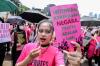 Berbaju Pink dan Bawa Sapu, Ratusan Perempuan Gelar Aksi Damai di DPR - Bagian 3