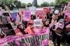 Berbaju Pink dan Bawa Sapu, Ratusan Perempuan Gelar Aksi Damai di DPR - Bagian 4