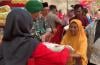 Harga Melambung, Ratusan Warga Jombang Antre Beras Gratis di Kelenteng Boo Hway Bio