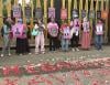 Aliansi Perempuan Tabur Bunga di Polda Metro Jaya, Desak Bebaskan Demonstran yang Ditahan