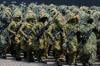 Sniper TNI Ikut Defile dengan Jubah Kamuflase