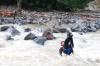 Dramatis! SAR Lintasi Sungai dengan Gelayutan di Tali Sejauh 50 Meter Evakuasi Korban Banjir