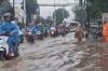 Jalan Raya Bogor Banjir usai Hujan Deras, Lalu Lintas Macet 2 Km