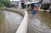 Air Kali Lebih Tinggi dari Permukiman Warga, Pondok Karya Terendam Banjir - Bagian 2