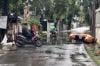 Perjuangan Kurir Terobos Banjir di Jakarta, Antar Paket agar Tak Kena Suspend