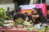 Potret Para Seniman Memasak Rendang untuk Korban Bencana Sumatera - Bagian 7