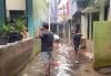 Banjir di Kebon Pala Jaktim Berangsur Surut, Warga Mulai Bersih-Bersih Rumah