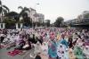 Potret Kerukunan Beragama, Ribuan Umat Muslim Salat Idulfitri di Samping Gereja - Bagian 3