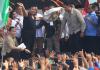 Momen Presiden Prabowo Lempar Baju yang Dipakai untuk Buruh