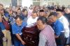 Momen Pimpinan BPK Gotong Peti Jenazah Haerul Saleh yang Meninggal karena Kebakaran