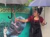 Viral Karina Ranau Payungi Poster Epy Kusnandar: Biar Gak Kehujanan