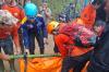 2 Wisatawan asal Karawang Tewas Tertimbun Longsor di Curug Cileat Subang