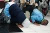 Momen Haru Kedatangan Jemaah Haji Kloter 1 Solo, Sujud Syukur Pulang dari Tanah Suci