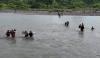 Jembatan Putus, Puluhan Siswa SD di Aceh Barat Nekat Seberangi Sungai