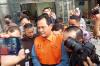 Tampang Bupati Muara Enim Edison Pakai Rompi Oranye Tahanan KPK