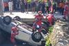 Kecelakaan di Surabaya, Mobil Sedan Ditumpangi Ibu dan Anak Tercebur ke Sungai