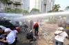 Bentrok saat Eksekusi Hotel Sultan, Polisi Tembakkan Water Cannon - Bagian 2
