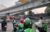 Truk Trailer Terbalik di Fly Over Tomang, Sejumlah Muatan Besi Jatuh ke Jalur Arteri