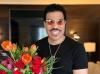 Lionel Richie Mendadak Dilarikan ke RS di Tengah Konser, Kondisinya Memprihatinkan!