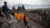 Umat Budha Gelar Ritual Doa Pagi Waisak di Candi Borobudur - Bagian 2