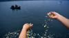 Isak Tangis Iringi Tabur Bunga Korban KM Sinar Bangun di Danau Toba