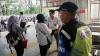 Penumpang KRL Antre Beli Tiket Kertas - Bagian 6