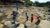 Penampakan Sungai Ciliwung Mengering Akibat Musim Kemarau - Bagian 2