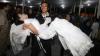 Momen Bahagia Pasangan Nikah Massal di Malam Tahun Baru - Bagian 4