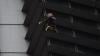 Aksi Menegangkan Spiderman Prancis Panjat Gedung Tertinggi di Manila - Bagian 1