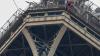Pria Tak Dikenal Nekat Memanjat Menara Eiffel Setinggi 300 Meter - Bagian 2
