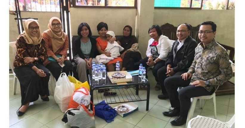 Tangis Haru Dwi Wulandari Dikunjungi Anaknya di Penjara Filipina