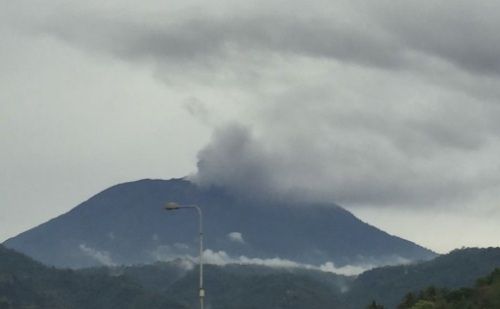 Gunung Agung Erupsi, Muntahkan Abu Setinggi 2.000 Meter