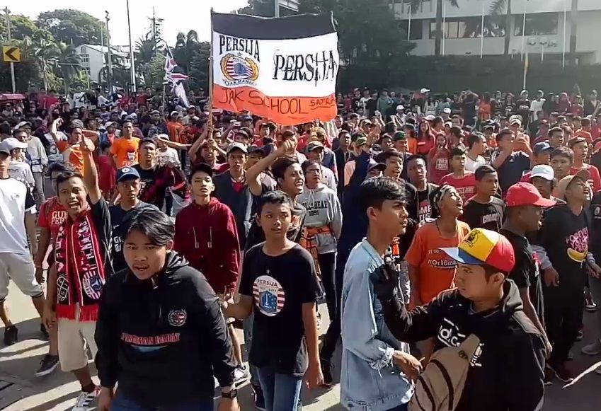 Aksi Konvoi Jakmania di CFD Thamrin Diwarnai Kericuhan