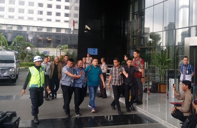 Tiba di KPK, Tersangka Korupsi APBD Jambi Umbar Senyum