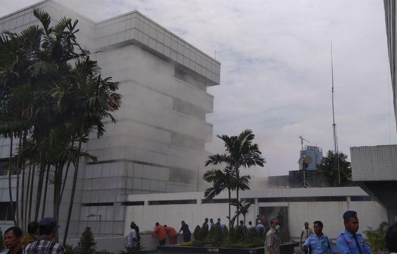 Korsleting AC, Lantai 2 Gedung DPR Terbakar