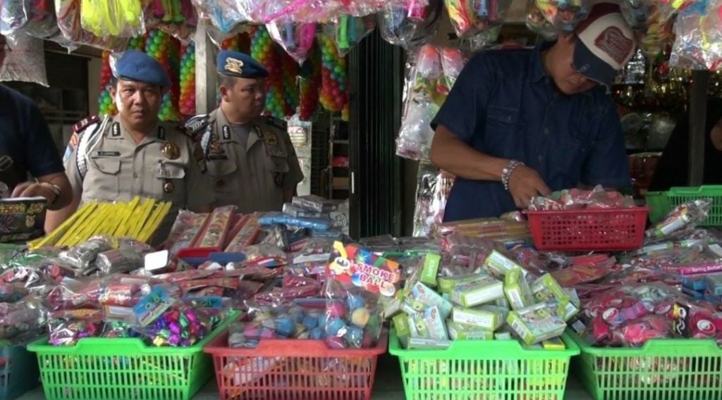 Polisi Sita Puluhan Petasan dari Pusat Bisnis Mainan Pasar Gembrong