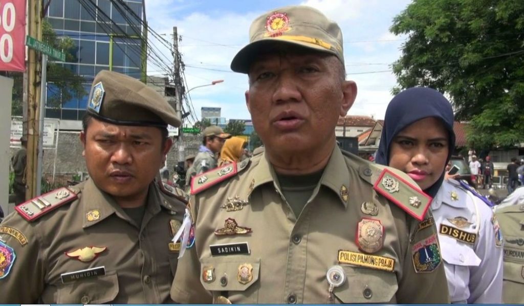 Kembalikan Fungsi Trotoar, Satpol PP Jatinegara Tertibkan PKL