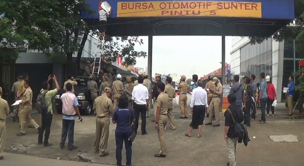 Pemkot Jakut Segel Pusat Penjualan Mobil Mewah di Sunter