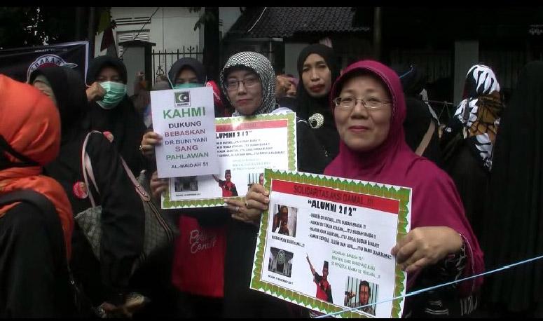 Minta Buni Yani Dibebaskan, Ibu-ibu dan Bapak-bapak Datangi PN Bandung
