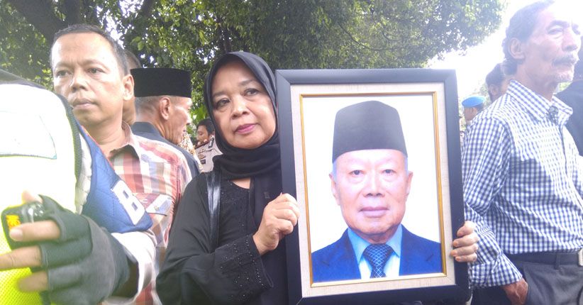 Kesedihan Meliputi Keberangkatan Jenazah Probosutedjo