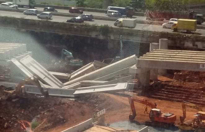 Olah TKP, 6 Girder Tol Antasari-Depok Roboh Tersenggol Eskavator   