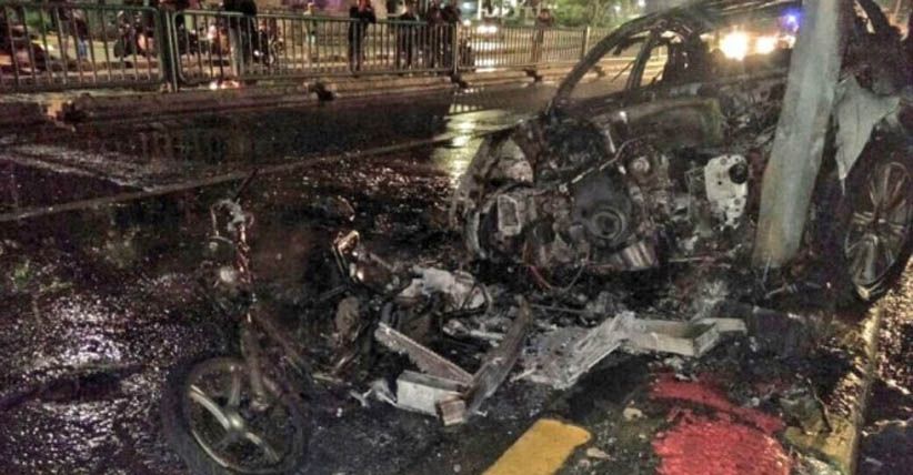 Mobil Mewah Tabrak Pengendara Motor Hingga Terseret Puluhan Meter