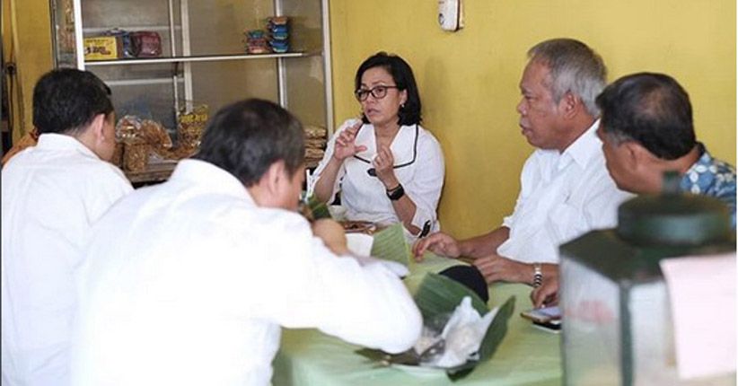 Begini Gaya Menteri Sri Mulyani dan Basuki Rapat di Warung Pecel 