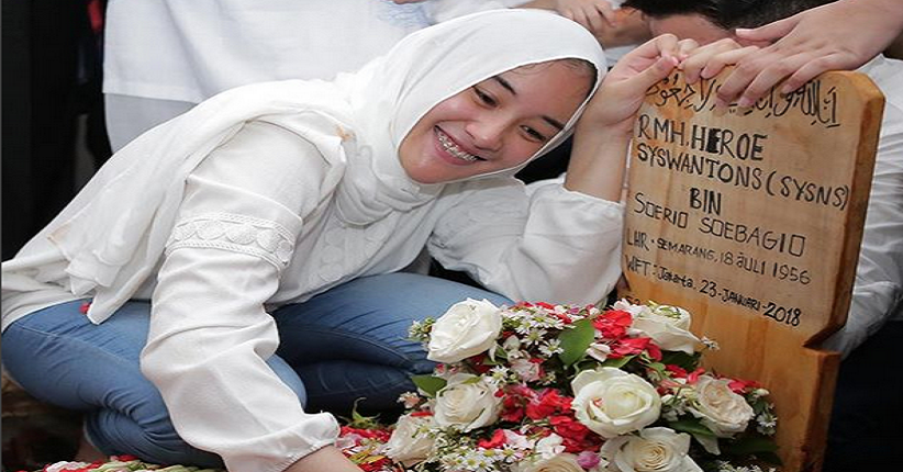 Mengharukan, Putri Sys NS Peluk Nisan sang Ayah 